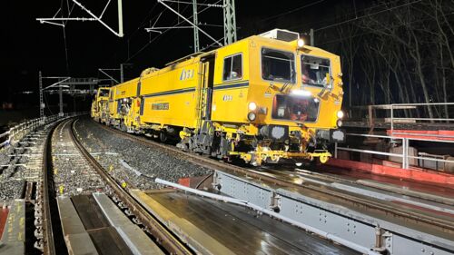 Nach den Rammarbeiten kommt die Gleisstopfmaschine zum Einsatz, um  ….  (Foto: Deutsche Bahn AG)