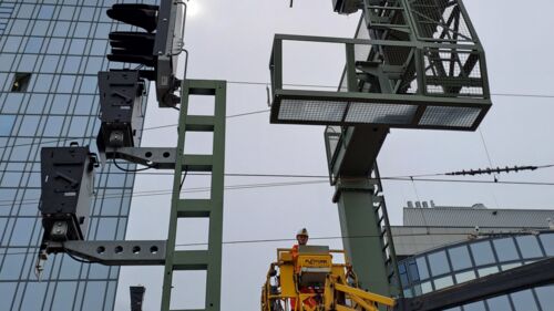 Mai 2024: Während der Sperrpause der RTW wird der Signalausleger aufgebaut. (Foto: DB InfraGO/Claudius Lau)