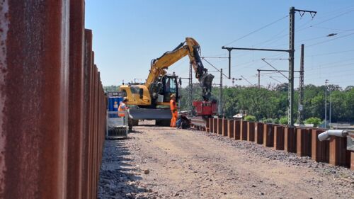 Die überstehenden Spundwände werden abgebrannt. (Foto: DB InfraGO)