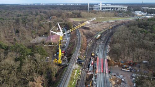 März 2023: Einbau von Hilfsbrücken an der Eisenbahnüberführung „Golfstraße“ Blickrichtung Stadion (Foto: Himmel u. Papesch Bauunternehmung GmbH)