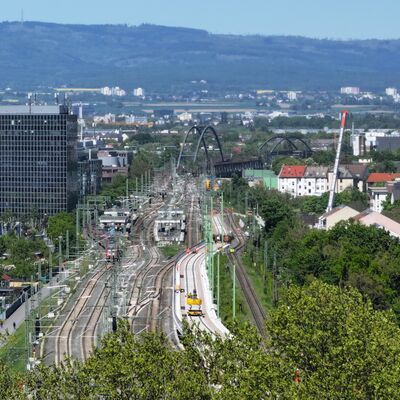 Blick auf die Gleisbaustelle. Rechts und links der Gleise stehen Gebäude.