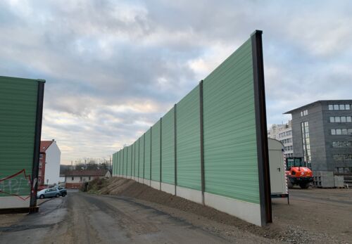 Februar 2024: Die Lärmschutzwände an der Logistikfläche am Alten Bahnhof Niederrad sind fertig. (Foto: DBInfraGO/Iris Klose)