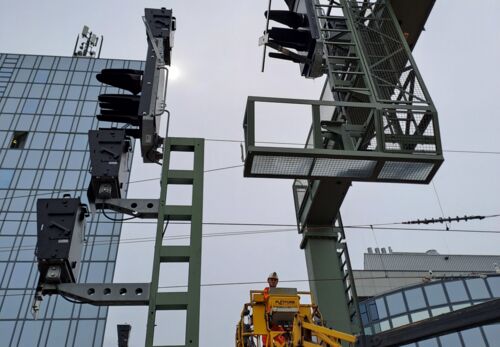 Mai 2024: Während der Sperrpause der RTW wird der Signalausleger aufgebaut. (Foto: DB InfraGO/Claudius Lau)