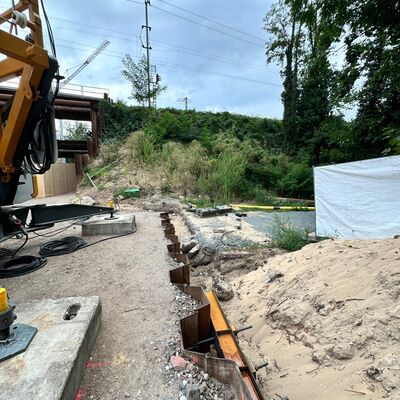 Eine Baustelle, wodurch der Fußweg gesperrt ist.