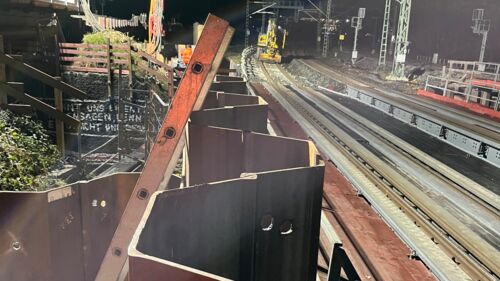 An der EÜ Golfstraße werden Spundwände in den Boden gerammt. (Foto: Deutsche Bahn AG)