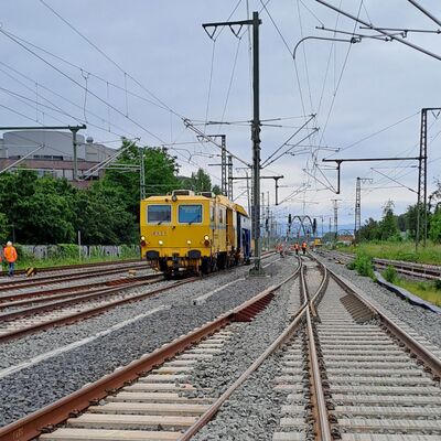 Eine Stopfmaschine im Betrieb,
