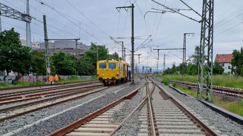 Mai 2024: Die Stopfmaschine arbeitet. (Foto: DB InfraGO/Claudius Lau)