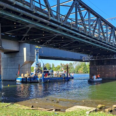 Eine schwimmende Station, um Bohrgrunduntersuchungen durchzuführen.