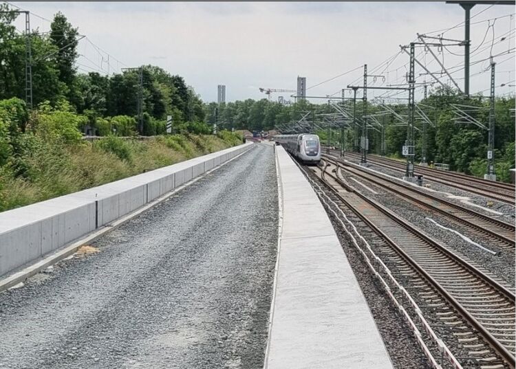 Baustelle an der Forsthausrampe. Daneben Gleise und ein Zug fährt darüber.
