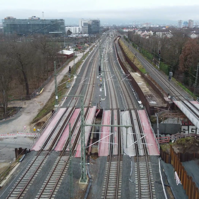 Hilfsbrücken über einer Eisenbahbrücke