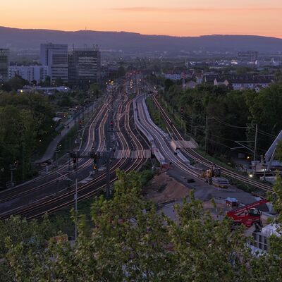 Blick auf die Gleisbaustelle im Dämmerlicht.