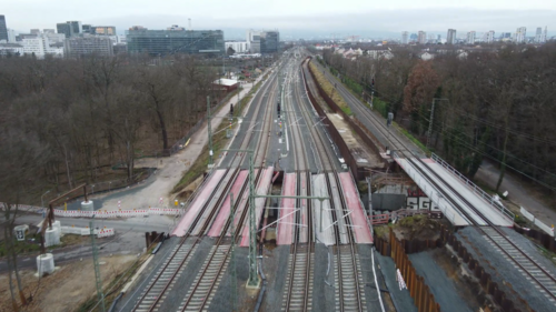 Dezember 2023: Drohnenflug über die Eisenbahnüberführung Golfstraße. (Foto: Himmel u. Papesch Bauunternehmung GmbH)
