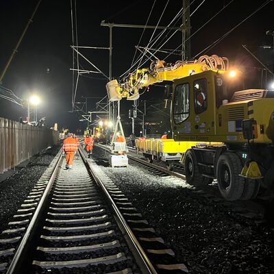 In der Nacht ist ein Bagger im Einsatz und führt Gleisarbeiten durch.