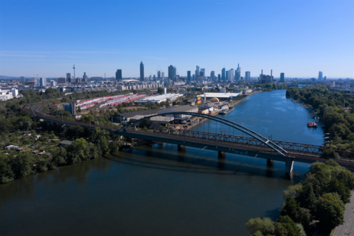 Ein- und Ausfahrt des Frankfurter Hauptbahnhofs über die Mainbrücke (Foto: Tilo Ronschke)