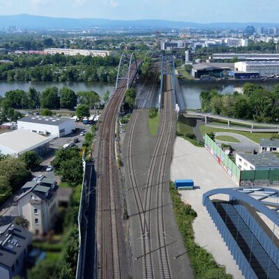 Drei Brücken, die rechte ist visualisiert, die in der Mitte ist ausgeblendet.