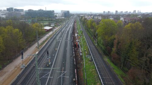 April 2023: Zwei S-Bahn- und zwei Fernbahngleise sind nach Westen verschwenkt (Foto: Himmel u. Papesch Bauunternehmung GmbH)