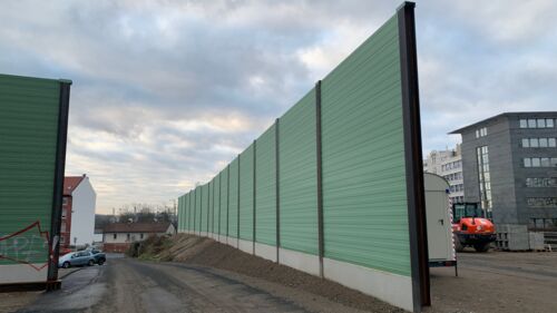 Februar 2024: Die Lärmschutzwände an der Logistikfläche am Alten Bahnhof Niederrad sind fertig. (Foto: DBInfraGO/Iris Klose)