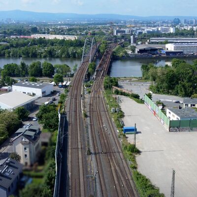 Luftaufnahme von zwei Brücken über die Gleise führen.
