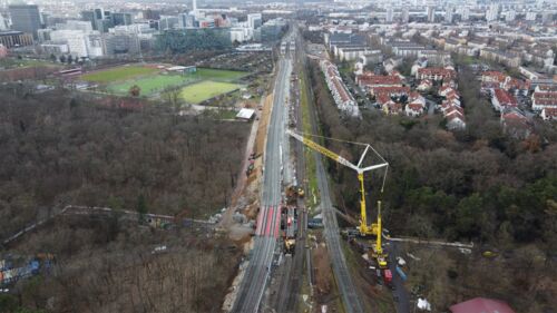 März 2023: Einbau von Hilfsbrücken an der Eisenbahnüberführung „Golfstraße“ (Foto: Himmel u. Papesch Bauunternehmung GmbH)
