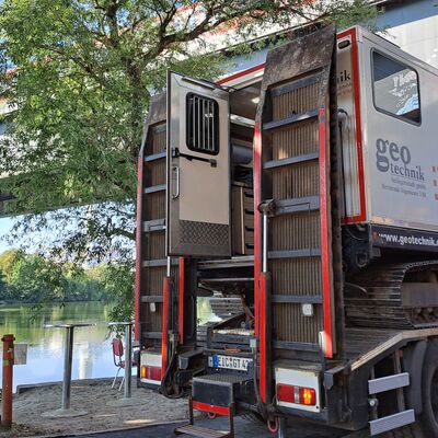 Ein Lkw der geotechnik. Im Hintergrund der Main.