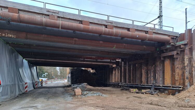 Eine Baustelle an einer Brücke.