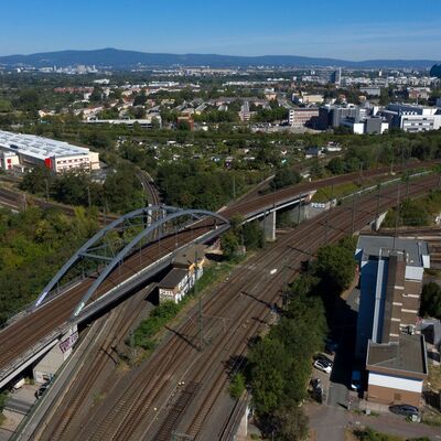 Eine Eisenbahnbrücke und darunter verschiedene Gleise