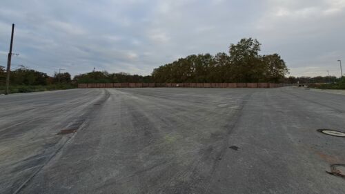 Bereit für den Bau der Stabbogenbrücke: Auch die Logistikfläche am Gleisdreieck ist fertig. (Oktober 2024). (Foto: DB InfraGO AG)