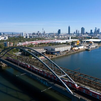 Ein Zug fährt über eine Eisenbahnbrücke.