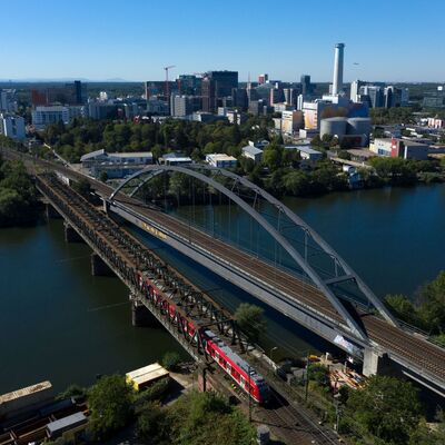 Zwei Eisenbahnbrücken führen über dem Main.