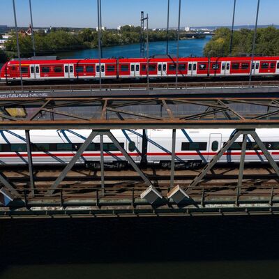 Zwei Züge führen über zwei verschiedene Eisenbahnbrücken.
