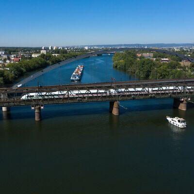 Ein ICE fährt über eine Eisenbahnbrücke.