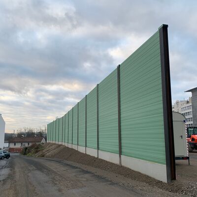 Eine grüne Lärmschutzwand