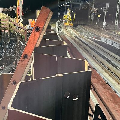 Spundwände neben einem Gleis