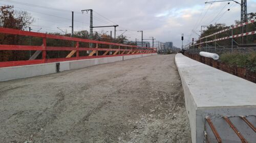 Die Kopfbalken für die Forsthausrampe sind betoniert (Oktober 2024). (Foto: DB InfraGO AG)