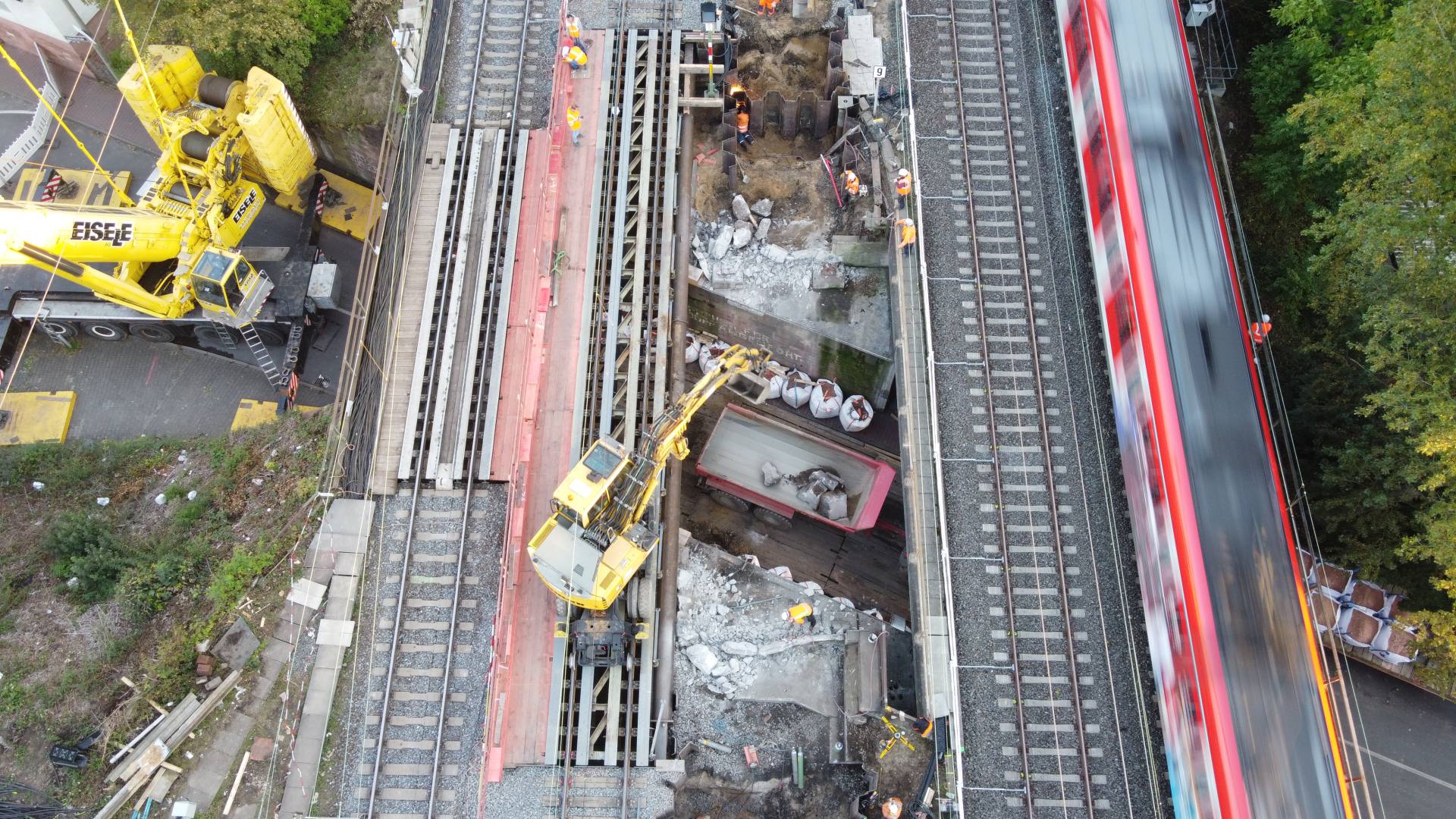 Einbau einer Hilfsbrücke an der Eisenbahnüberführung Goldsteinstraße