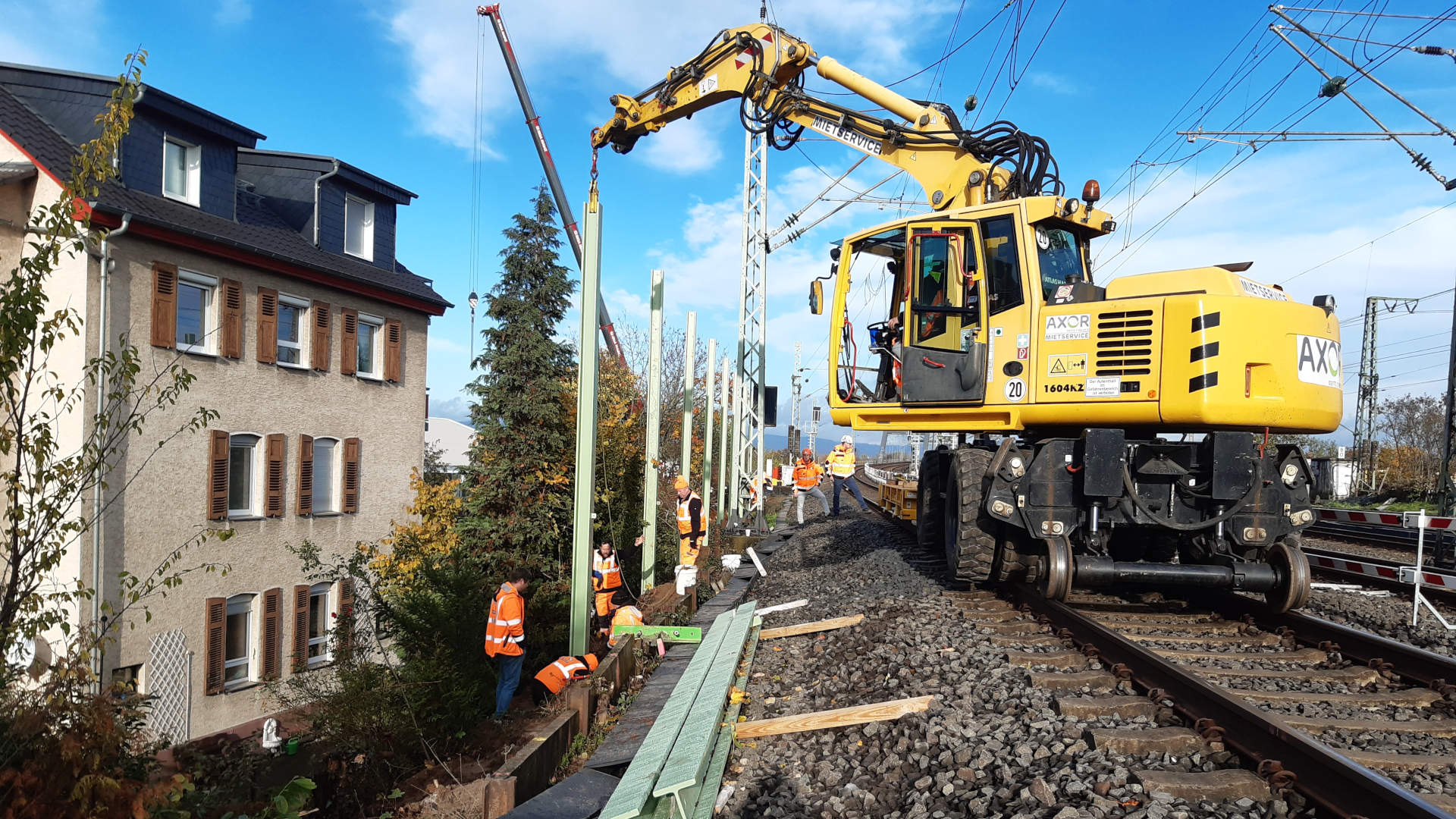 Hahnstraße: Stahlpfosten für die Lärmschutzwand