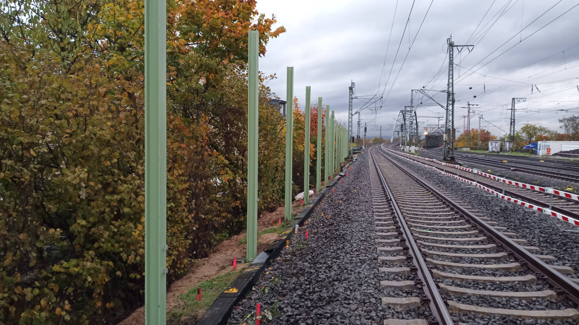 Hahnstraße: Stahlpfosten für die Lärmschutzwand