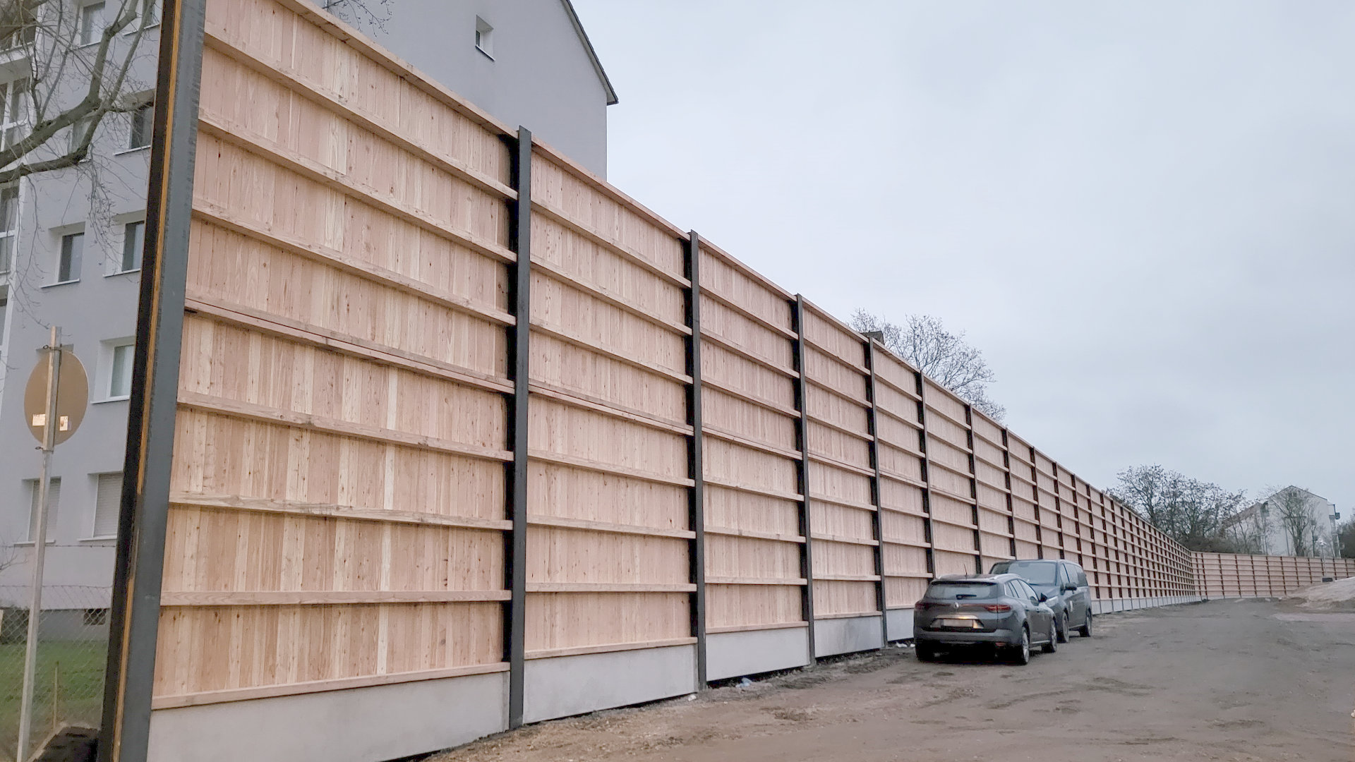 Erste Lärmschutzwand steht