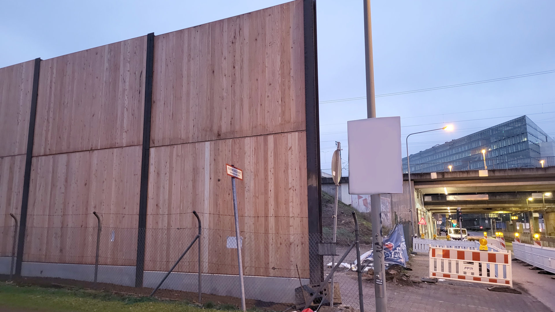 Erste Lärmschutzwand steht