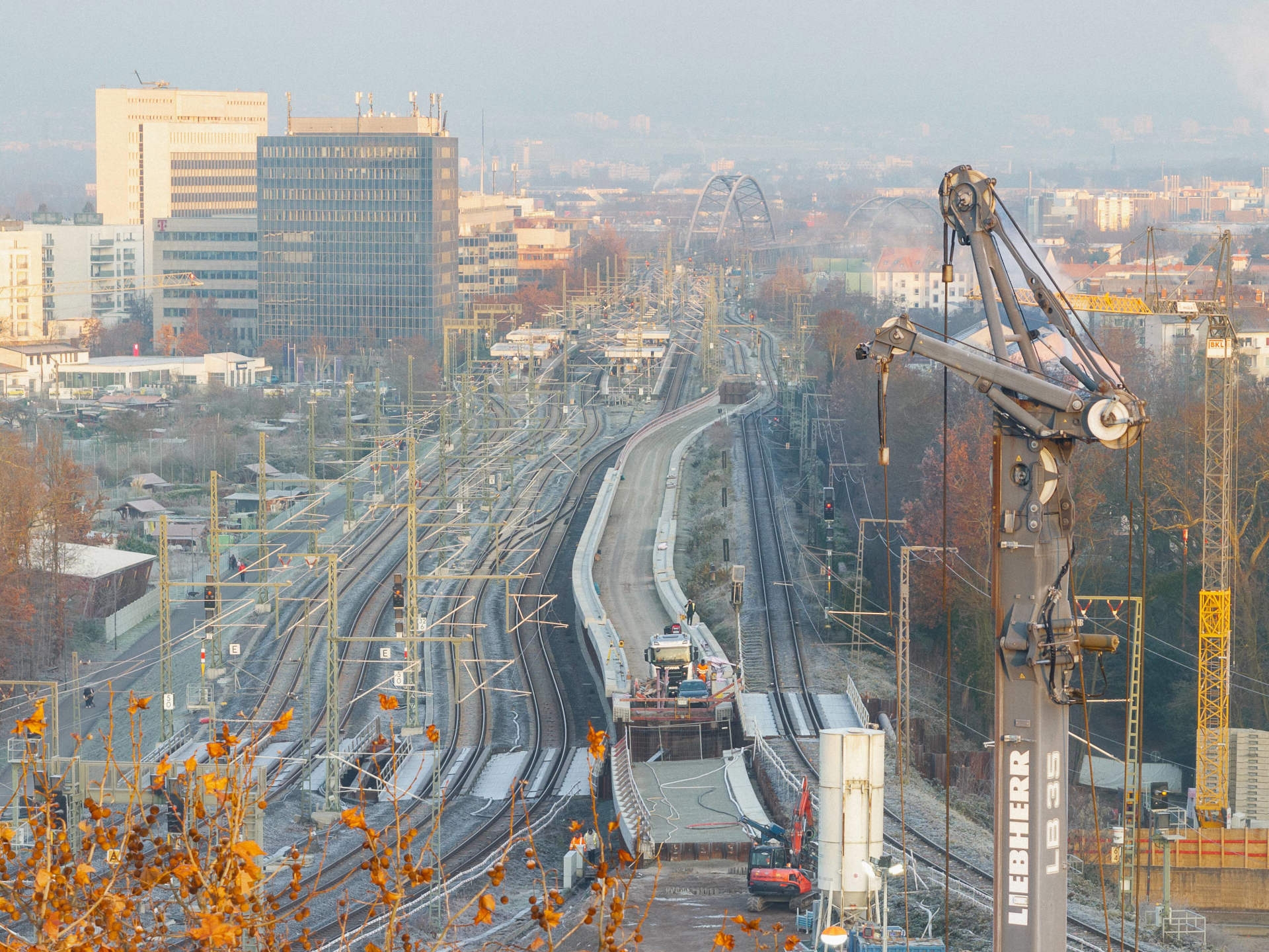 Eine Luftaufnahme der Arbeiten an der Golfstraße: Im Vordergrund steht ein Baukran, im Hintergrund ist eine Brücke.