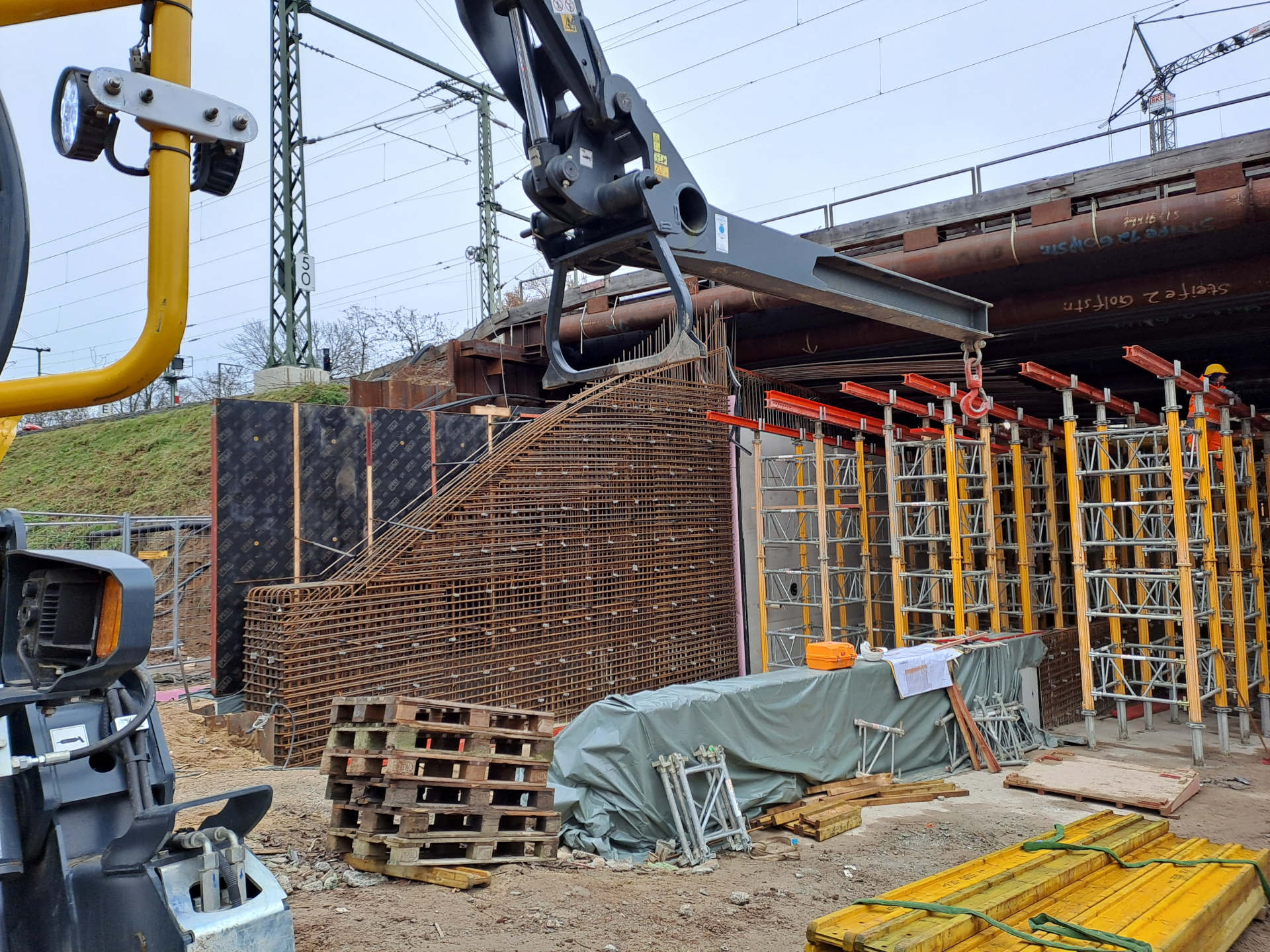 Schalungs- und Bewehrungsarbeiten an der Eisenbahnbrücke an der Golfstraße